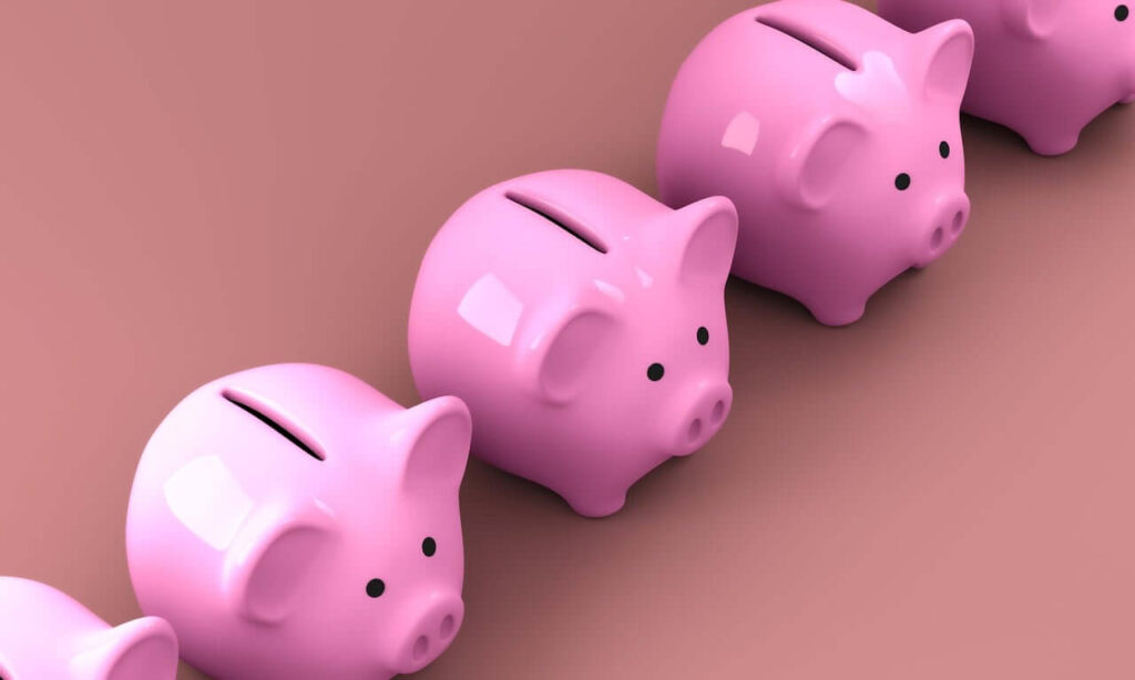 Piggy banks lined up symbolizing financial choices when interest rates rise